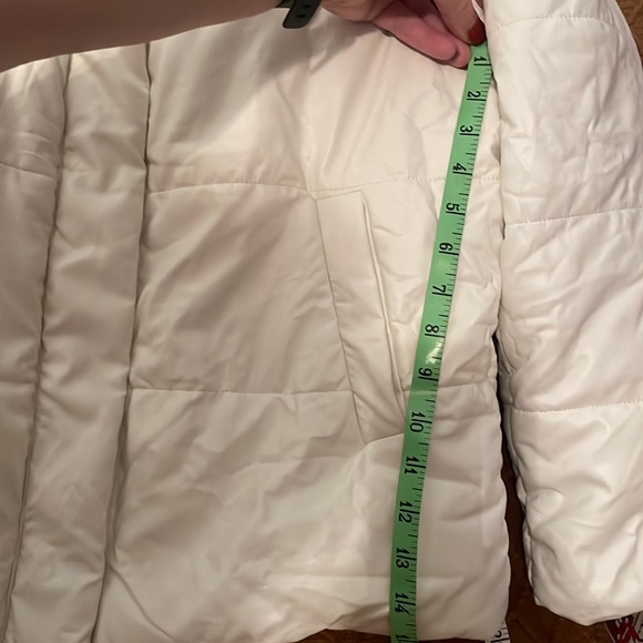 Large cream colored jacket. It’s a good looking jacket. Puffer. No tears. - Picture 11 of 13